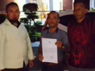 DIDUGA PENYEROBOTAN TANAH HAK AHLI WARIS BERLANJUT KE PERSIDANGAN, KUASA HUKUM SERAHKAN SEJUMLAH BUKTI KEPADA PENYIDIK