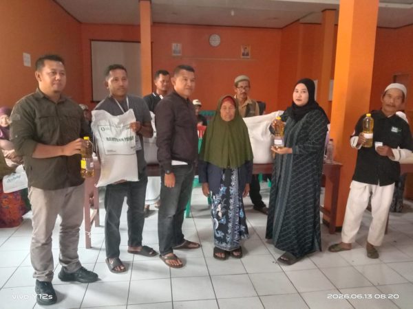 Penyaluran beras untuk 1800 KPM diaula kantor desa cibadak kac Pabuaran kab Sukabumi.