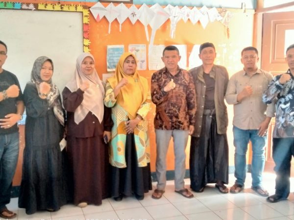 MOMEN PERAYAAN DAN PELEPASAN PAUD MAWAR I  Jejak informasi,id- bunda PAUD MAWAR I kabupaten Sukabumi, Ny. Anih selaku kepala sekolah PAUD MAWAR I menghadiri kegiatan pentas seni serta pelepasan dan kenaikan tingkat siswa PAUD MAWAR I yang berlangsung di kampung cibunggur desa, cibadak kecamatan  Pabuaran kabupaten Sukabumi  Minggu 14/6/2026  Kegiatan tersebut menjadi momentum apresiasi atas perkembangan peserta didik sekaligus memperkuat sinergi antara sekolah, orang tua, dan pemerintah dalam mendukung pendidikan anak usia dini,  kegiatan tersebut di hadiri " kepala desa Cibadak ,H.Sajidin Camat Pabuaran hodan Firmansyah SE.MSi, Kadus Iyus dan BPD desa cibadak serta sejumlah tokoh masyarakat kampung ci bunggur,  Pada kesempatan tersebut, para siswa PAUD MAWAR I menampilkan beragam pertujukan seni dan beraktivitas yang menunjukkan kemampuan serta rasa percaya diri mereka, penampilan itu mendapat apresiasi dari bunda Enok nasibah Spd. Selaku ketua PAUD sekecamatan Pabuaran,  Yang menilai proses pendidikan anak usia dini memiliki peran penting dalam membentuk karakter dan kemampuan sosial anak,  Dalam sambutannya, bunda Enok nasibah menyampaikan merasa bangga atas keberanian dan kemampuan para siswa yang tampil di depan orang tua, guru, dan masyarakat menurutnya perubahan yang terjadi pada anak -anak sejak awal masuk sekolah hingga mampuh tampil percaya diri merupakan hasil dari proses pendidikan yang di lakukan secara konsisten, Keberadaan anak -anak di sini tentu membuat orang tua, guru, dan seluruh hadirin merasa bangga, hari ini mereka mampu menunjukkan kreativitasnya dengan baik dari sebelumnya masih harus di tunggui orang tua nya di sekolah, kini mereka tampil percaya diri di atas panggung  Ini merupakan perubahan luar biasa yang tidak lepas dari ke uletan, dedikasi, dan kesabaran para guru dalam mendidik, ungkapnya  "Salah satu fokus utama PAUD MAWAR I adalah pencegahan seranting melalui intervensi gizi serta edukasi pola hidup sehat ejak usia dini, Melalui pentas seni, pelepasan, dan kenaikan siswa ini, Di harapkan anak -anak semakin termotivasi, keberanian serta rasa percaya diri, Kegiatan tersebut juga menjadi wujud kolaborasi antara sekolah, keluarga, dan pemerintah dalam mewujudkan generasi yang sehat, cerdas dan berkarakter.   Rep. Cepi Agustin.