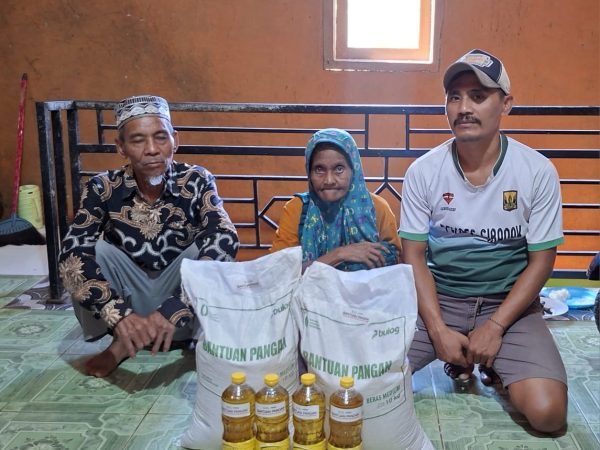 Penyaluran beras ketahuan pangan didusun 03 Cilengsir desa cibadak kac Pabuaran kab Sukabumi