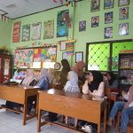 Kelas 4A SDN Genteng Wetan Gelar "Kenali Aku Ayah Bunda", Doa untuk Orang Tua & Pembagian Rapot oleh Wali Kelas Sofi.