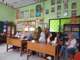 Kelas 4A SDN Genteng Wetan Gelar "Kenali Aku Ayah Bunda", Doa untuk Orang Tua & Pembagian Rapot oleh Wali Kelas Sofi.