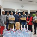 Kepala Desa Genteng Wetan Sukri Bagikan Dana Insentif ke Linmas,serta pembagian Air Mineral & Kopi Bersama Suspiyati