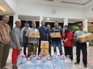 Kepala Desa Genteng Wetan Sukri Bagikan Dana Insentif ke Linmas,serta pembagian Air Mineral & Kopi Bersama Suspiyati