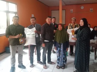 Pemdes Cibadak Salurkan Bantuan Pangan Untuk 1.800 Keluarga,Penerima Manpaat Dipastikan Tepat Sasaran