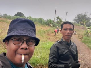 jumsih kegiatan bakti sosial membersikan jalan penghubung kp pasir gomong Cibungur sindangresmi