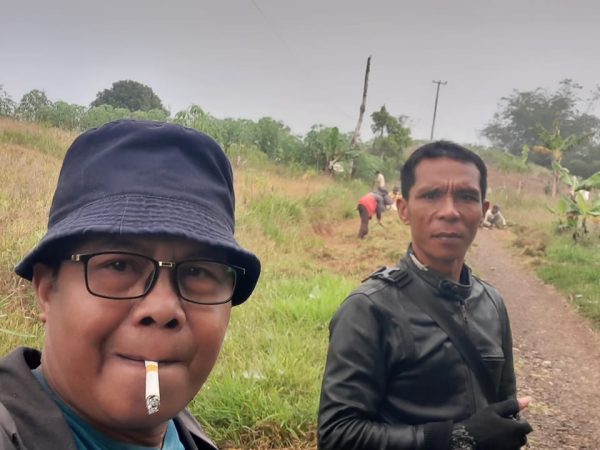 jumsih kegiatan bakti sosial membersikan jalan penghubung kp pasir gomong Cibungur sindangresmi
