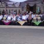 KIRAB ENDHOG-ENDHOG'AN DI HARI  MAULID NABI MUHAMMAD SAW, DESA KEMBIRITAN TAMPILKAN REPLIKA POHON CIKAL NAMA DESA KEMBIRITAN.  BANYUWANGI 25-8-2026 jejakinformasi.id Antusiasme warga Desa Kembiritan, Kabupaten Banyuwangi, dalam menyambut peringatan Maulid Nabi Muhammad SAW tampak dalam gelaran kirab endhog-endhog’an yang berlangsung meriah pada Hari Selasa tanggal 25 Agustus 2026.  Tradisi yang telah lekat dengan masyarakat Banyuwangi itu menjadi ruang kebersamaan sekaligus ungkapan syukur umat Islam dalam memperingati kelahiran Nabi Muhammad SAW.  Deretan kendaraan pawai menghiasi jalan desa. Beragam hiasan, termasuk 'pohon pisang yang dihiasi telur, menjadi ciri khas kirab endhog-endhog’an. Partisipasi warga dari berbagai kalangan membuat suasana peringatan Maulid Nabi semakin semarak.  Menariknya, kirab tersebut juga mengangkat identitas sejarah lokal. Warga membawa "Replika pohon kembiritan", yang disebut menjadi bagian dari cikal bakal penamaan Desa Kembiritan.  Kepala Desa Kembiritan,( "Sukamto"), membenarkan bahwa pengangkatan simbol pohon kembiritan dalam kirab tersebut merupakan bagian dari upaya masyarakat mengenalkan kembali sejarah dan identitas desa.  Menurutnya, kegiatan itu bukan sekadar perayaan, tetapi juga menjadi wujud syukur sekaligus upaya memeriahkan hari besar kelahiran Nabi Muhammad SAW.  Kirab yang tergolong besar itu mendapat perhatian masyarakat. Antusiasme terlihat dari keterlibatan warga serta banyaknya kendaraan yang ikut dalam pawai.  Kehadiran ("Bupati Banyuwangi Ipuk Fiestiandani" ),turut menambah semarak kegiatan. Kehadiran pemangku wilayah tersebut dinilai warga sebagai bentuk perhatian sekaligus dorongan terhadap kegiatan keagamaan dan kebersamaan masyarakat.  Bagi warga, keterlibatan berbagai unsur dalam peringatan Maulid Nabi memiliki makna lebih luas. Bukan semata tentang kemeriahan, tetapi juga mengenai solidaritas, kepedulian, dan kepentingan bersama di tengah masyarakat.  Tradisi kirab endhog-endhog’an di Desa Kembiritan pun menunjukkan bahwa peringatan Maulid Nabi dapat menjadi ruang untuk merawat tradisi, mengenalkan sejarah desa kepada generasi muda, sekaligus memperkuat hubungan sosial antarwarga.  Inisiatif pemerintah desa dan masyarakat dalam mengemas tradisi tersebut dinilai dapat menjadi motivasi bagi desa-desa lain untuk menghadirkan inovasi dalam memperingati hari besar keagamaan tanpa meninggalkan akar budaya dan identitas lokal.  Dengan demikian, kirab endhog-endhog’an bukan hanya menjadi arak-arakan meriah di jalan desa. Di balik telur yang menghiasi pohon pisang dan replika pohon kembiritan, terdapat pesan tentang **syukur, kebersamaan, tradisi, serta upaya menjaga identitas desa di tengah perubahan zaman.????   (RD-JI)