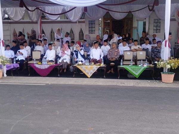 KIRAB ENDHOG-ENDHOG'AN DI HARI  MAULID NABI MUHAMMAD SAW, DESA KEMBIRITAN TAMPILKAN REPLIKA POHON CIKAL NAMA DESA KEMBIRITAN.  BANYUWANGI 25-8-2026 jejakinformasi.id Antusiasme warga Desa Kembiritan, Kabupaten Banyuwangi, dalam menyambut peringatan Maulid Nabi Muhammad SAW tampak dalam gelaran kirab endhog-endhog’an yang berlangsung meriah pada Hari Selasa tanggal 25 Agustus 2026.  Tradisi yang telah lekat dengan masyarakat Banyuwangi itu menjadi ruang kebersamaan sekaligus ungkapan syukur umat Islam dalam memperingati kelahiran Nabi Muhammad SAW.  Deretan kendaraan pawai menghiasi jalan desa. Beragam hiasan, termasuk 'pohon pisang yang dihiasi telur, menjadi ciri khas kirab endhog-endhog’an. Partisipasi warga dari berbagai kalangan membuat suasana peringatan Maulid Nabi semakin semarak.  Menariknya, kirab tersebut juga mengangkat identitas sejarah lokal. Warga membawa "Replika pohon kembiritan", yang disebut menjadi bagian dari cikal bakal penamaan Desa Kembiritan.  Kepala Desa Kembiritan,( "Sukamto"), membenarkan bahwa pengangkatan simbol pohon kembiritan dalam kirab tersebut merupakan bagian dari upaya masyarakat mengenalkan kembali sejarah dan identitas desa.  Menurutnya, kegiatan itu bukan sekadar perayaan, tetapi juga menjadi wujud syukur sekaligus upaya memeriahkan hari besar kelahiran Nabi Muhammad SAW.  Kirab yang tergolong besar itu mendapat perhatian masyarakat. Antusiasme terlihat dari keterlibatan warga serta banyaknya kendaraan yang ikut dalam pawai.  Kehadiran ("Bupati Banyuwangi Ipuk Fiestiandani" ),turut menambah semarak kegiatan. Kehadiran pemangku wilayah tersebut dinilai warga sebagai bentuk perhatian sekaligus dorongan terhadap kegiatan keagamaan dan kebersamaan masyarakat.  Bagi warga, keterlibatan berbagai unsur dalam peringatan Maulid Nabi memiliki makna lebih luas. Bukan semata tentang kemeriahan, tetapi juga mengenai solidaritas, kepedulian, dan kepentingan bersama di tengah masyarakat.  Tradisi kirab endhog-endhog’an di Desa Kembiritan pun menunjukkan bahwa peringatan Maulid Nabi dapat menjadi ruang untuk merawat tradisi, mengenalkan sejarah desa kepada generasi muda, sekaligus memperkuat hubungan sosial antarwarga.  Inisiatif pemerintah desa dan masyarakat dalam mengemas tradisi tersebut dinilai dapat menjadi motivasi bagi desa-desa lain untuk menghadirkan inovasi dalam memperingati hari besar keagamaan tanpa meninggalkan akar budaya dan identitas lokal.  Dengan demikian, kirab endhog-endhog’an bukan hanya menjadi arak-arakan meriah di jalan desa. Di balik telur yang menghiasi pohon pisang dan replika pohon kembiritan, terdapat pesan tentang **syukur, kebersamaan, tradisi, serta upaya menjaga identitas desa di tengah perubahan zaman.????   (RD-JI)