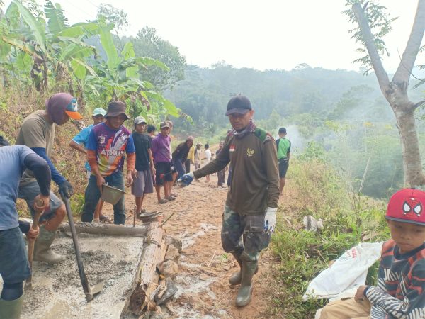 Gotong royong pengecoran jalan didusun cilele desa sirnasari kac Pabuaran kab sukabumi Jawa Barat
