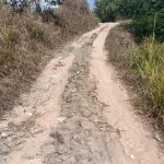 Warga masyarakat cijiwa dan punycak dua belas bergotong royong mengecor akses jalan menuju Ciakar Purabaya