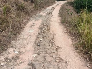 Warga masyarakat cijiwa dan punycak dua belas bergotong royong mengecor akses jalan menuju Ciakar Purabaya