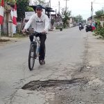 Keluhan Pengguna Jalan Panglima Polem berlubang tepatnya Didepan Rumah asisten I Sangat Menganggu Pengendara Kereta.