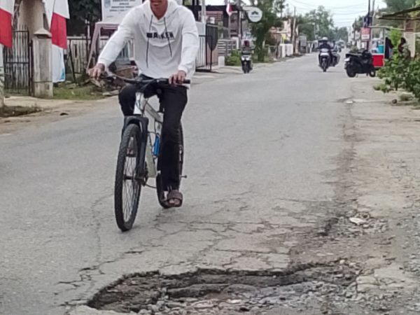 Keluhan Pengguna Jalan Panglima Polem berlubang tepatnya Didepan Rumah asisten I Sangat Menganggu Pengendara Kereta.