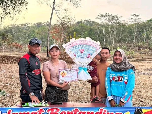 Warga masyarakat kampung pinang jajar sambut meriah juara satu petarung layang.layang