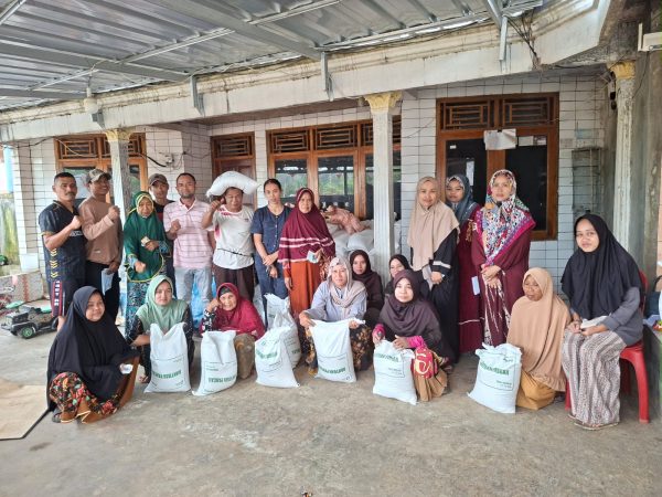 Penyaluran beras ketahan pangan dari pemerintah dikedusunan .03.cilengsir desa Cibadak kac Pabuaran kab sukabumi sebanyak 183 KPM penerima mampaat