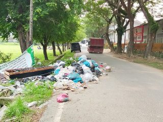 Gampong Paya Bujok Tunong Kurang Perhatian, Tumpukan Sampah Diantara Dua Gedung Sekolah , Bau Menyengat Proses Belajar Terganggu.