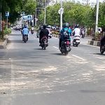 Tanah Timbunan Pembangunan Perumahan Bank BSI Tercecer Jalan Protokol, Ganggu Pengendara Sepeda Motor