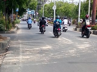 Tanah Timbunan Pembangunan Perumahan Bank BSI Tercecer Jalan Protokol, Ganggu Pengendara Sepeda Motor