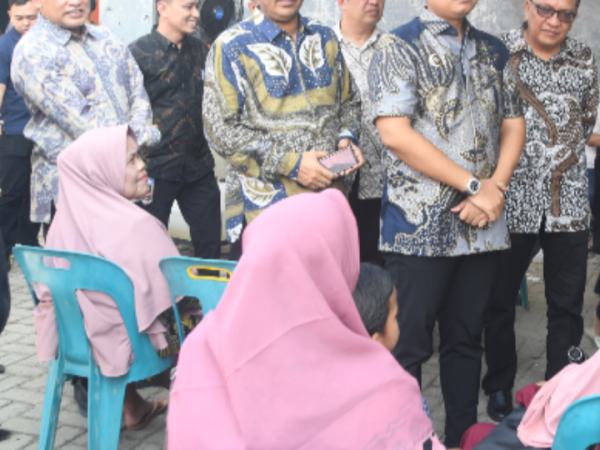 Walikota Langsa Sapa Warga Saat Tinjau  Penyaluran Jadup Tahap II Termin 2 Di Kantor Pos Cabang Langsa