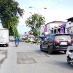 PUPR Kota Langsa Tambal Sulam Jalan, Lubang Jalan Dikorek Dibiarkan Berhari- Hari Tanpa Rambu Banyak Pengendera Sepeda Motor Terjabak