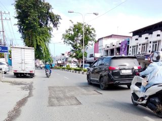 PUPR Kota Langsa Tambal Sulam Jalan, Lubang Jalan Dikorek Dibiarkan Berhari- Hari Tanpa Rambu Banyak Pengendera Sepeda Motor Terjabak