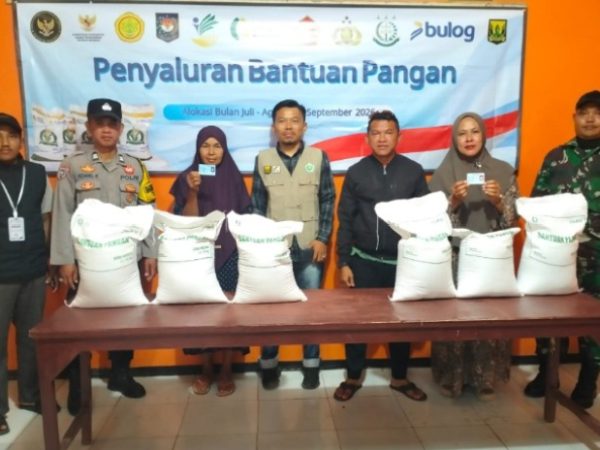 Ringankan Beban Warga, 1.799 KPM di Desa Cibadak Terima Bantuan Beras 30 Kilogram