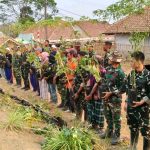 Perkuat ke tahanan pangan satgas.TMMD.ke .130.Tanam sayuran dan bagikan Bibit kepada warga.