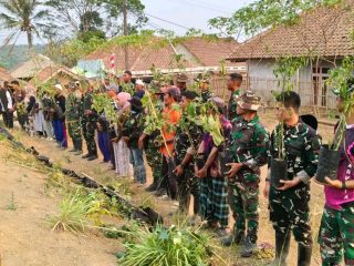Perkuat ke tahanan pangan satgas.TMMD.ke .130.Tanam sayuran dan bagikan Bibit kepada warga.