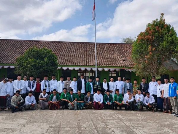 Memperingati Hari Santri nasional. 2026.porkopincam kecamatan Pabuaran Bersama Tokoh agama dan masyarakat ikut kegiatan dilaksanakan di depan kantor kac Pabuaran.