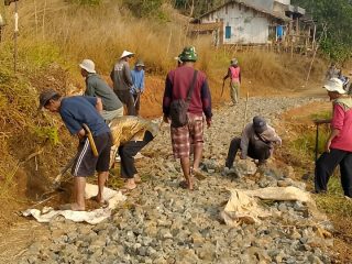 Warga batulayang cimala simpang gotong royong perbaiki ruas jalan Puspa opat Cibuluh secara swadaya