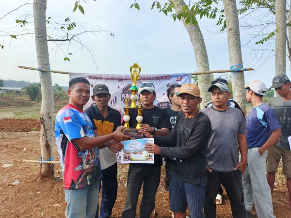 Pertandingan adu layang layang dipinjam yang dipimpin oleh panitia sandi Nugroho yang meraih juara satu Ajis toko jaya abadi