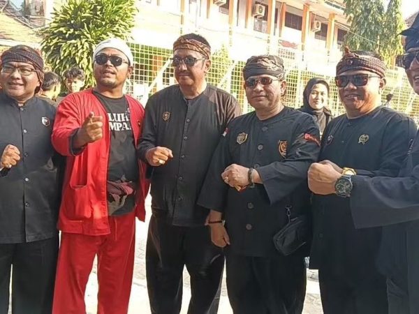 Paguyuban Jampang tandang makalangan(JTM) mengelar acara Jampang ngabuana. 3.dilapang Lodaya Surade dihadiri oleh gubernur Jawa Barat dam perkab kabupaten Sukabumi