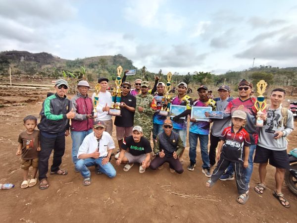 Penyerahan piala open turnamen Adu layang -layang Tonjong cup di desa sirnasari kecamatan Pabuaran berlangsung Meriah.