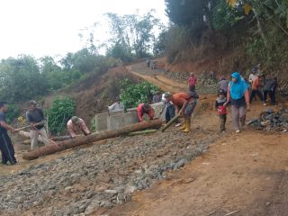 Warga dusun batu layang Gotong royong perbaiki Gorong -gorong secara swadaya masyarakat