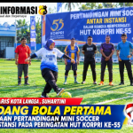 Sekretaris Kota Langsa, Suhartini Tendang Bola Pertama Pembukaan Pertandingan Mini soccer Antar Instansi Pada Peringati HUT KORPRI ke-55