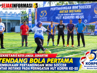 Sekretaris Kota Langsa, Suhartini Tendang Bola Pertama Pembukaan Pertandingan Mini soccer Antar Instansi Pada Peringati HUT KORPRI ke-55
