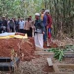 PEROSES PEMAKAMAN ALMARHUMAH RINI ALI SORAYA DI TPU PASIR PANJANG BERJALAN DENGAN LANCAR