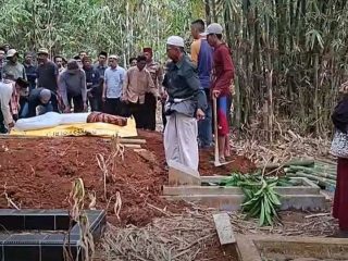 PEROSES PEMAKAMAN ALMARHUMAH RINI ALI SORAYA DI TPU PASIR PANJANG BERJALAN DENGAN LANCAR