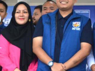 Walikota Langsa Jeffry Sentana S Putra Melepaskan Peserta  Jalan Sehat HUT Sumpah Pemuda Ke -98 Dan Semangat Juara KNPI Langsa di CFD Diikuti Ribuan Warga